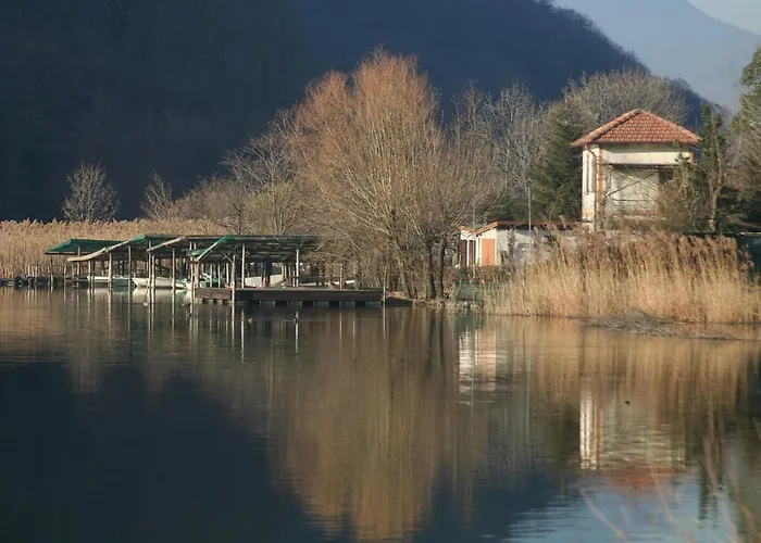 Lake House Canzo